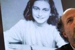 Experti rozluštili dvě zakryté stránky deníku Anne Frankové. Výsledky představil ředitel Domu Anne Frankové Ronald Leopold.
