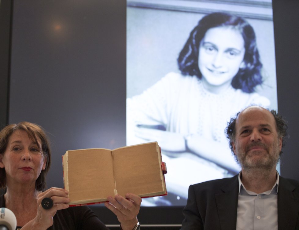 Experti rozluštili dvě zakryté stránky deníku Anne Frankové. Výsledky představil ředitel Domu Anne Frankové Ronald Leopold