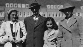Anna Franková s rodiči a rodinným přítelem