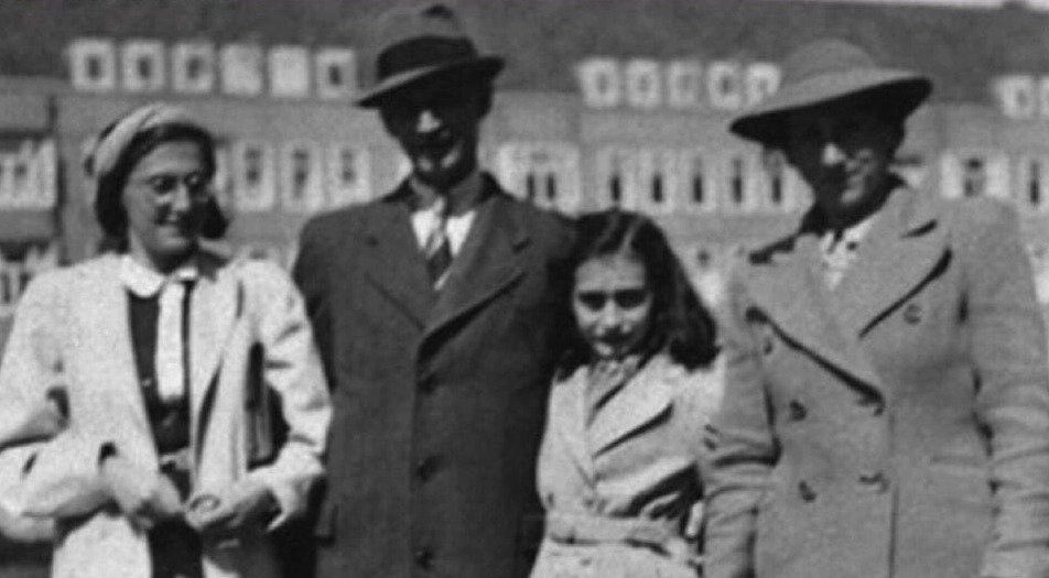 Anna Franková s rodiči a rodinným přítelem