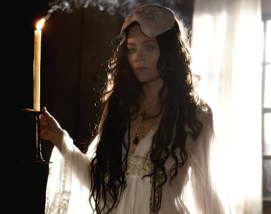 Anna Friel jako hlavní postava ve filmu Bathory