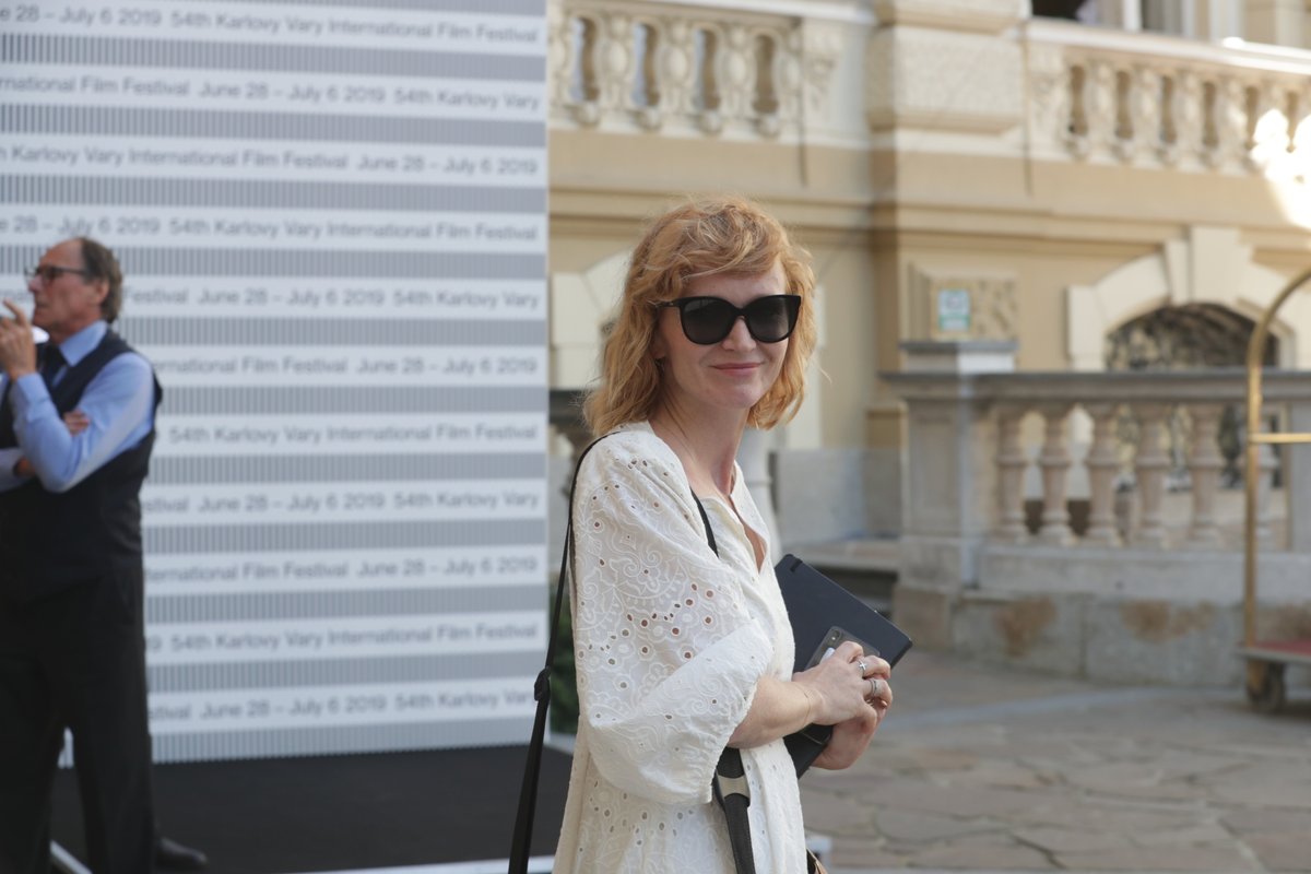 Anna Geislerová dorazila do Varů už hodinu před polednem. A před hotelem rozdala autogramy.