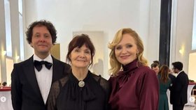 Anna Geislerová na Hradě s maminkou a manželem Zdeňkem Janáčkem, který je filmovým režisérem (28.10.2025)