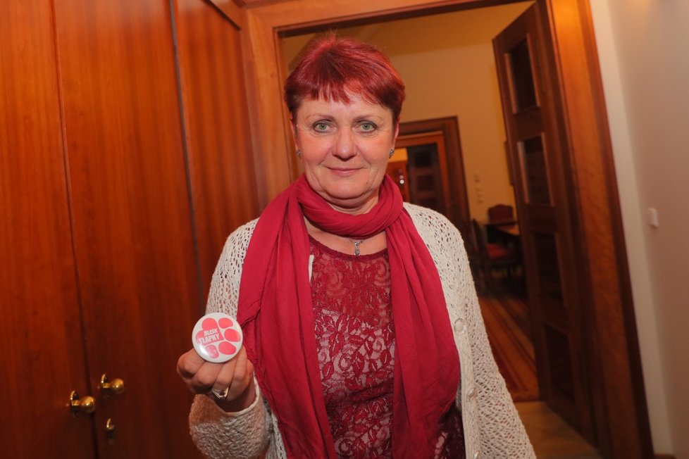 Senátorka Anna Hubáčková (KDU-ČSL) s odznakem Blesk Tlapky. (29. 1. 2020)