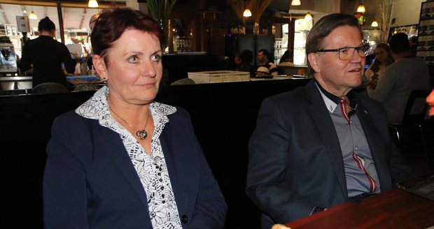 Kandidáti na senátora za Hodonínsko Anna Hubáčková (KDU - ČSL) a Zdeněk Škromach (ČSSD) se sešli krátce před 2. kolem v Kyjově na Hodonínsku.