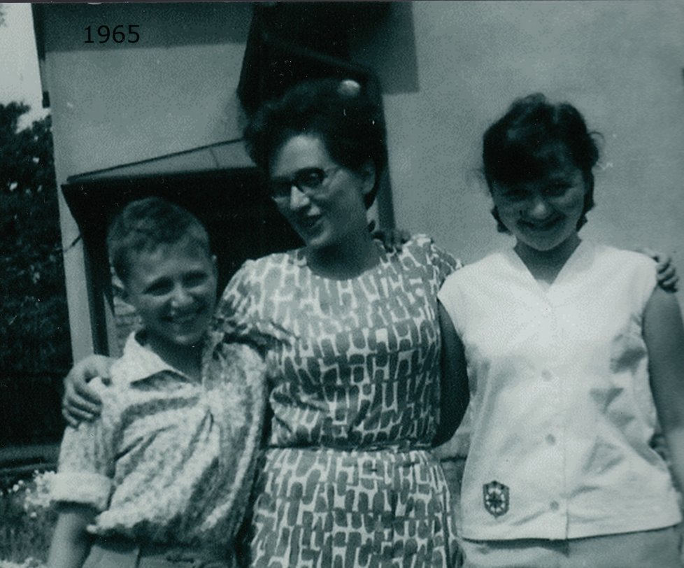 Anna Hyndráková s dětmi během 60. let.