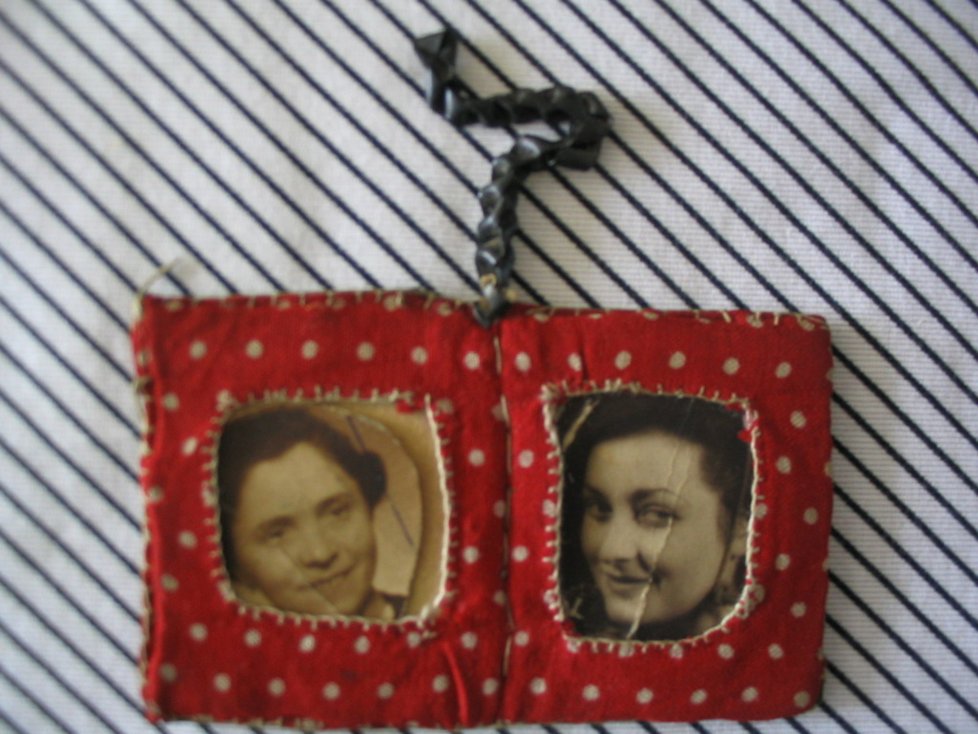 Ručně šitý medailonek s portréty matky a sestry, zavražděnými v Osvětimi.
