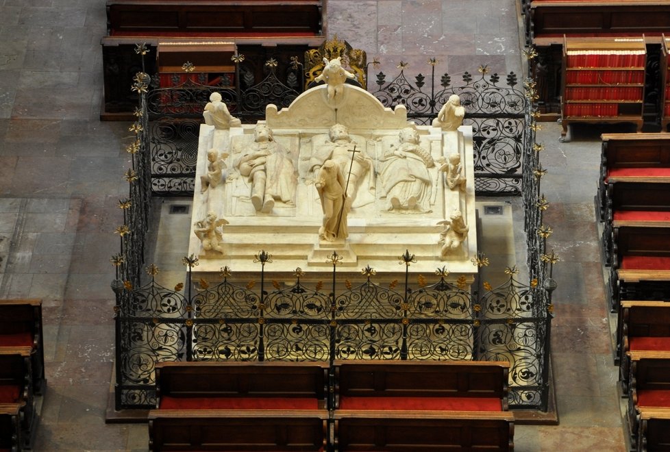Collinovo Královské mauzoleum v chrámu sv. Víta, v němž (zleva) odpočívají Maxmilián II., a jeho rodiče Ferdinand I. s Annou Jagellonskou.