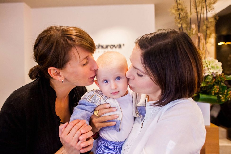 S kadeřnicí Petrou Měchurovou a její dcerou Adélkou, která Anně věnovala sponku do vlasů.