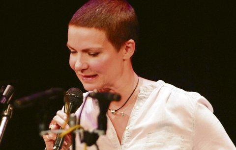 Anna K.: Spadly jí horečky, začala zpívat