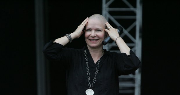 2010: Před sedmi lety statečně bojovala s rakovinou a nestyděla se ani za holou hlavu.