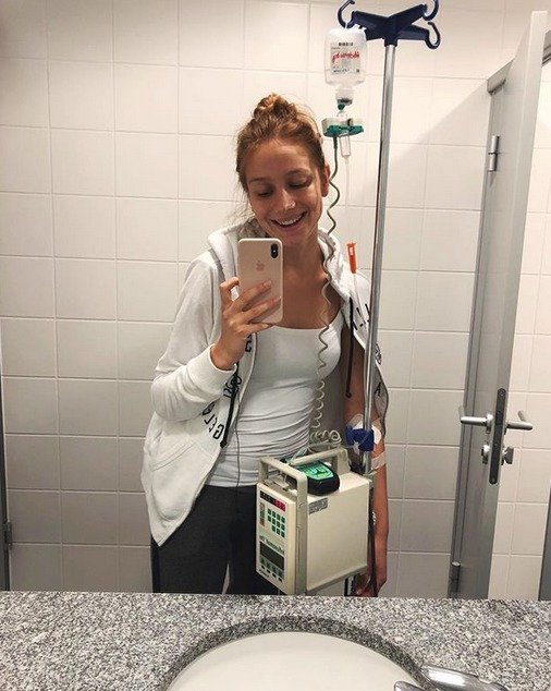 Anna Kadeřávková s infuzí na klinice v Německu.