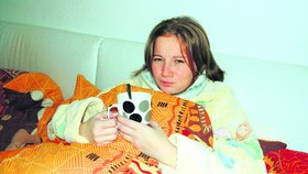Anna Králová (20) z Děčína bojuje s chřipkou a teplotami pomocí čaje, paralenu a postele