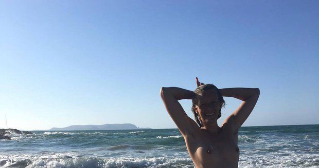 Anna Kulovaná ukázala na dovolené prsa