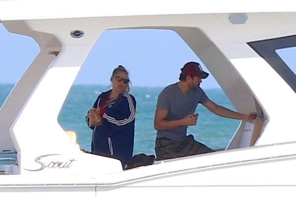 Foto jako důkaz! Těhotná Anna Kurnikovová při projížďce na moři s partnerem Enrique Iglesiasem.