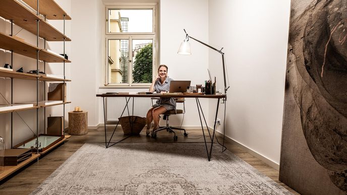 Anna Marešová za stolem ve své pracovně. „Kousek obrazu od Lukáše Musila.“ Anna Marešová za stolem ve své pracovně. „Kousek obrazu od Lukáše Musila.“