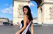 Anna Marie Mařáková při focení před finále soutěže Miss Supertalent of the World u Vítězného oblouku v Paříži.