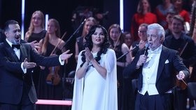 Ruská operní diva Anna Nětrebková a Placido Domingo (vpravo)