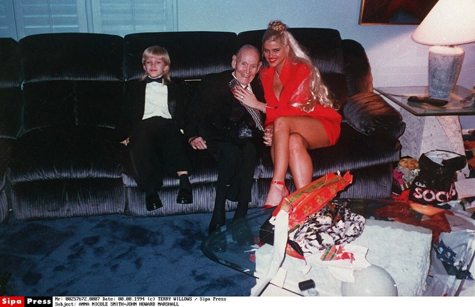 Anna Nicole Smith (†39) a jeden z jejích manželů, podnikatel J. Howard Marshall (†90)