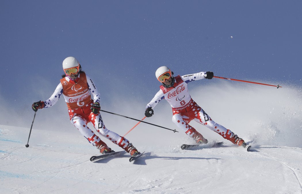 Anna Pešková (vzadu) předvádí na svazích výborné výkony