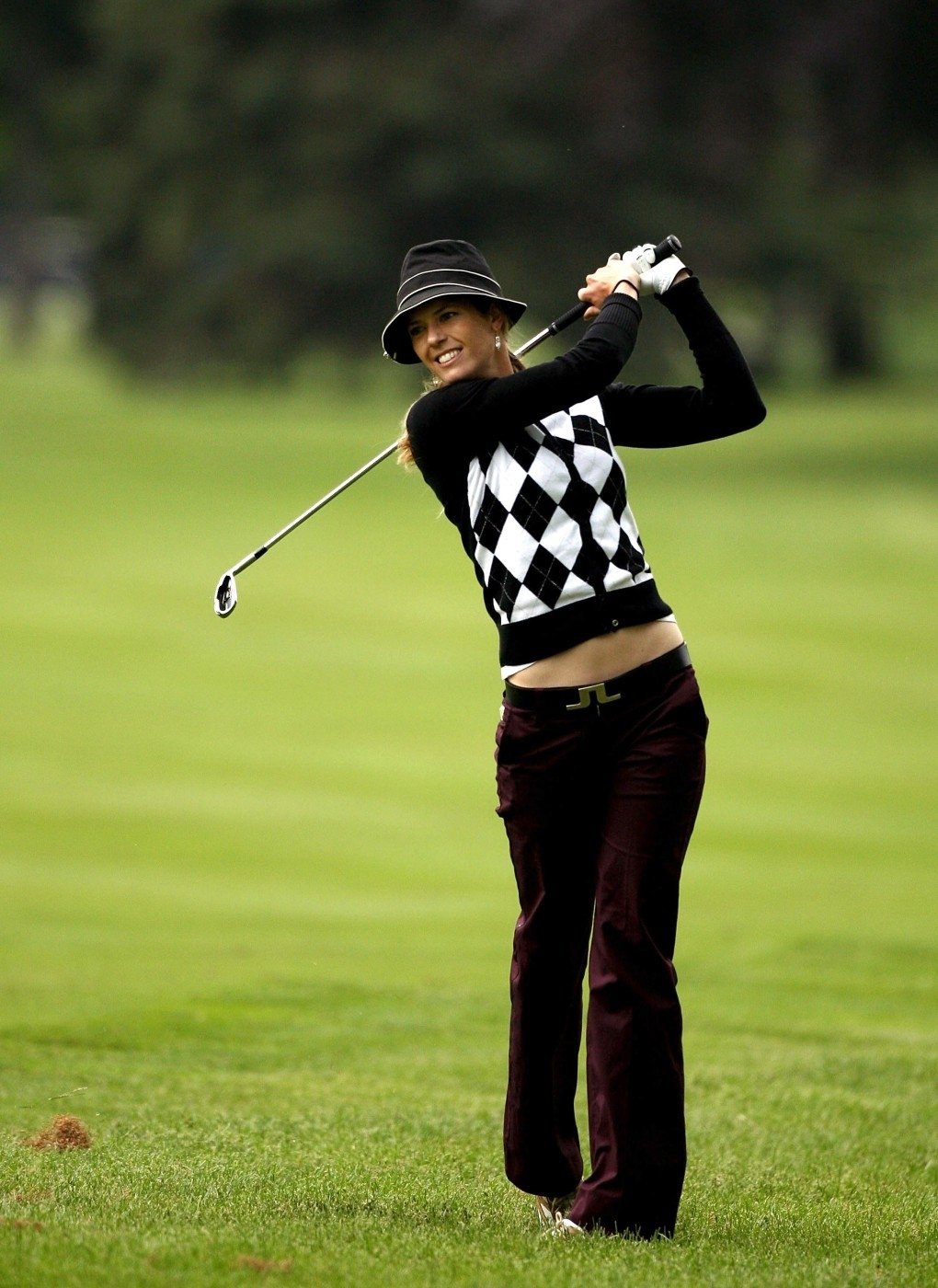 Anna Rawsonová. Australanka, která váhá mezi dráhou golfistky a modelky. Jde jí obojí