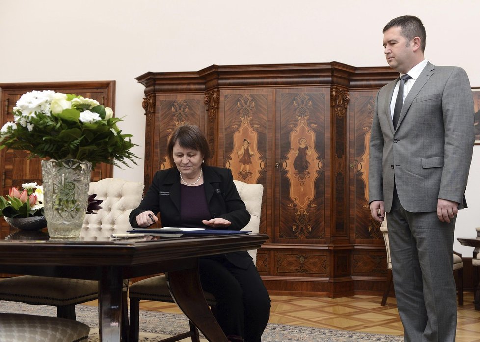 Nová ombudsmanka Anna Šabatová skládá za dohledu šéfa Sněmovny Hamáčka slib a ujímá se funkce.