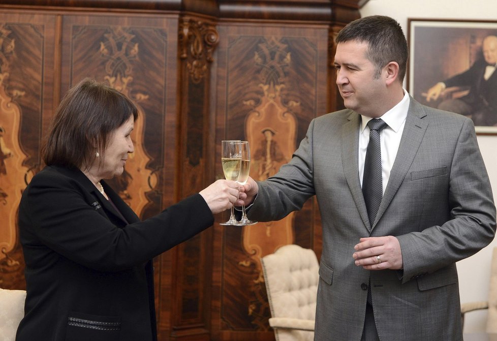 Ombudsmanka Anna Šabatová si připíjí se šéfem Sněmovny Hamáčkem (ČSSD).
