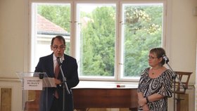 Ombudsmanka Šabatová obdržela nejvyšší francouzské vyznamenání, předal jí ho francouzský velvyslanec v ČR Roland Galharague