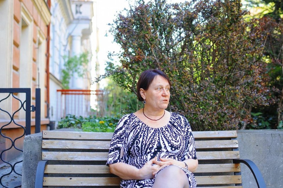 Anna Šabatová tvrdí, že v Sanatoriu Lotos pro lidi postižené Alzheimerovou chorobou v Ostředku na Benešovsku porušují zákon a klienty ponižují.