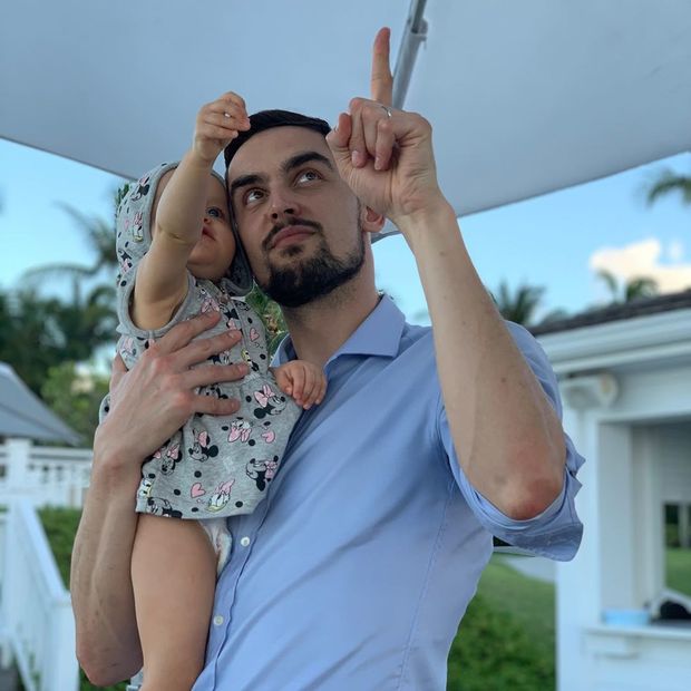 Nejlépe Tomáš Satoranský zrelaxuje u stavění lega, s kterým mu může pomáhat jeho téměř dvouletá dcera Sofia Gia Nejlépe Tomáš Satoranský zrelaxuje u stavění lega, s kterým mu může pomáhat jeho téměř dvouletá dcera Sofia Gia