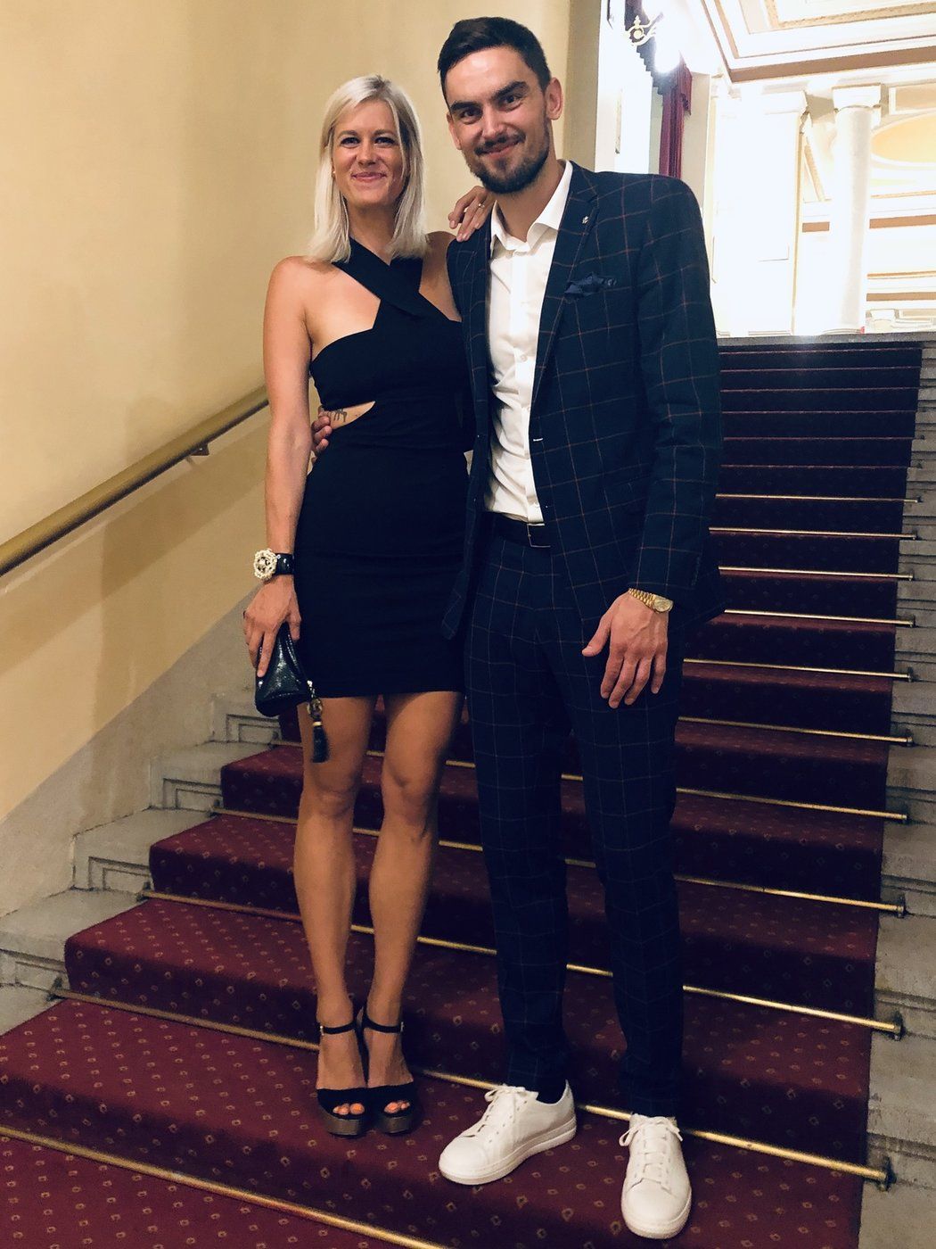 Basketbalista Tomáš Satoranský s manželkou