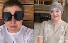 Už potřetí! Anička Slováčková (28) šla opět dohola. Po chemoterapiích jí zase vypadávají vlasy, a tak se rozhodla hlavu oholit. Zpěvačka kvůli návratu rakoviny znovu prochází obrovsky náročnou léčbou.