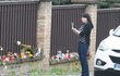 Před domem Dády Patrasdové a Felixe Slováčka se vytvořilo pietní místo pro zesnulou Aničku (†29) Před domem Dády Patrasdové a Felixe Slováčka se vytvořilo pietní místo pro zesnulou Aničku (†29)