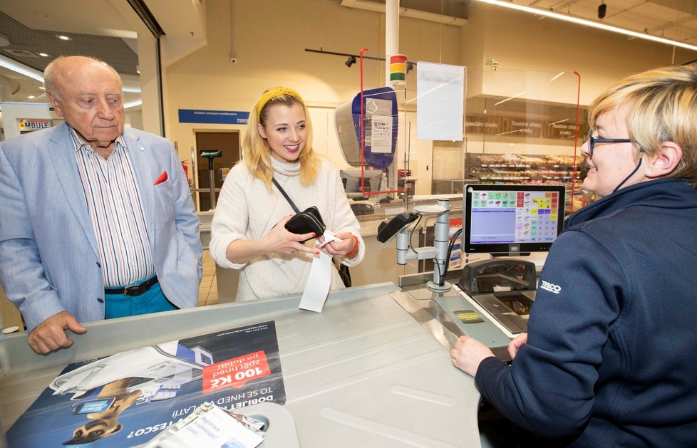 Anička Slováčková s Felixem Slováčkem se zúčastnili potravinové sbírky.