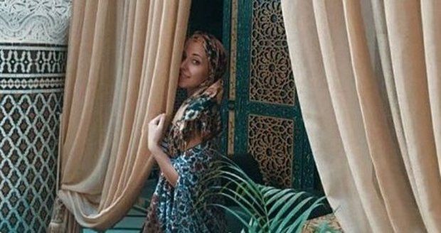 Anna Slováčková v Maroku s šátkem