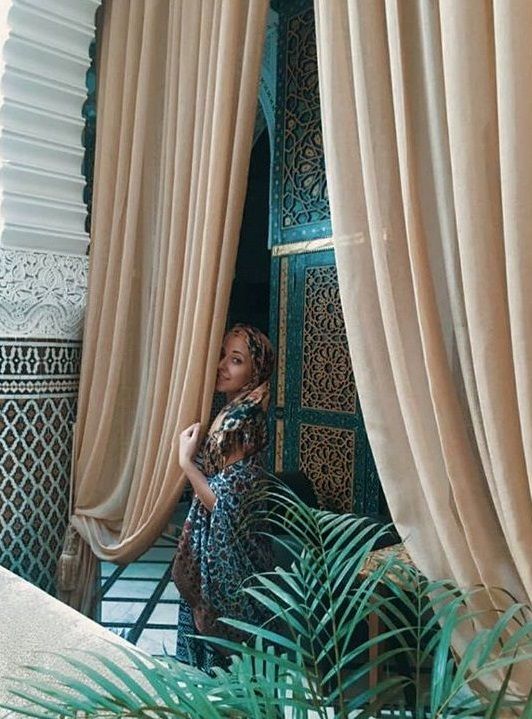 Anna Slováčková v Maroku s šátkem