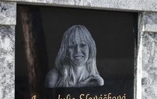 Felix a Dáda u hrobu Aničky: Neúplná urna a proč nepřišel její bratr  Felix a Dáda u hrobu Aničky: Neúplná urna a proč nepřišel její bratr