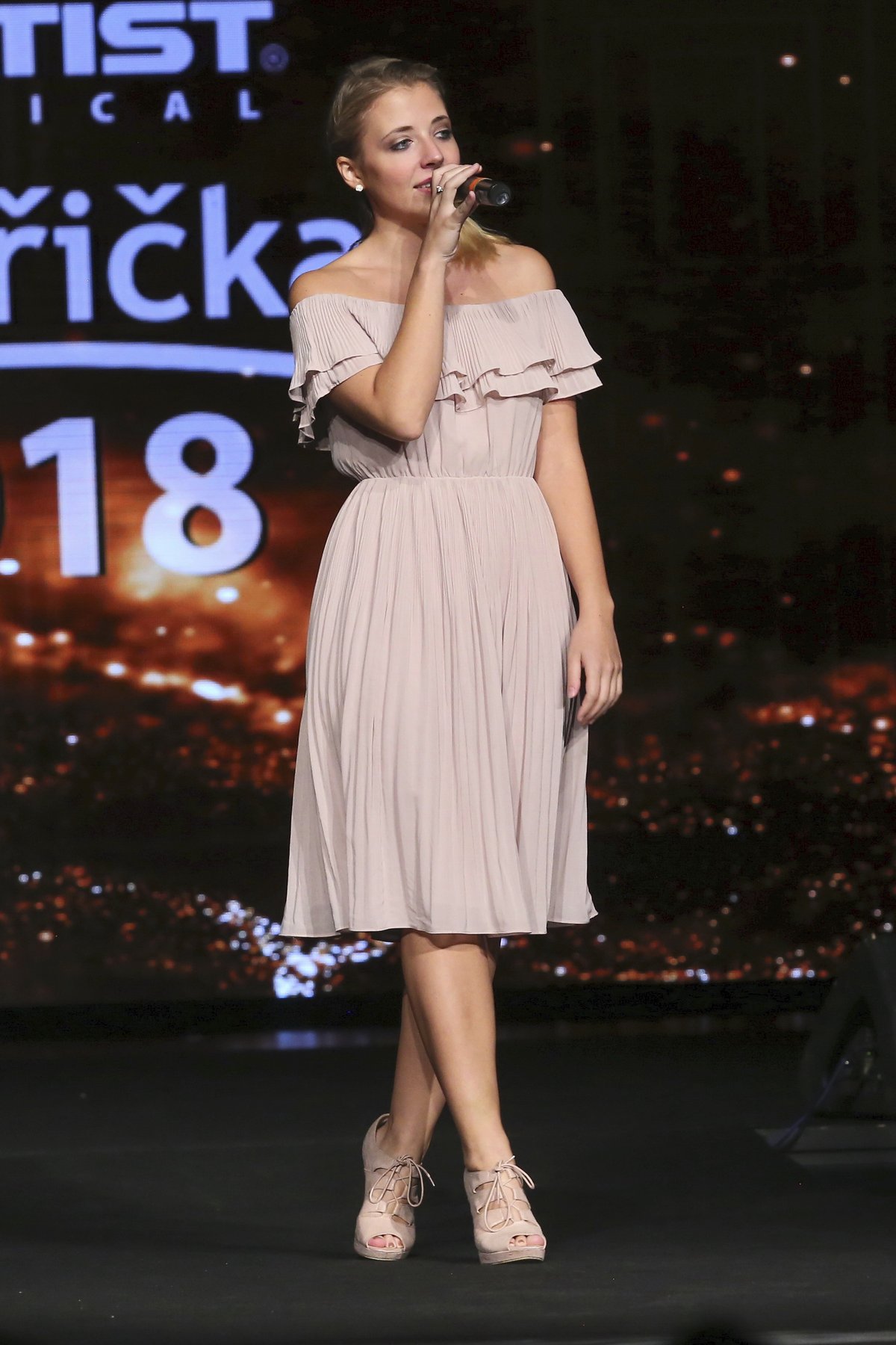Anička Slováčková v pudrových šatech s volánky i vystoupila na Nej sestřičce 2018.