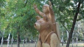 Osudná socha medvěda.