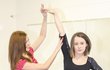 Anna Stropnická se učí předvádět striptýzové tance