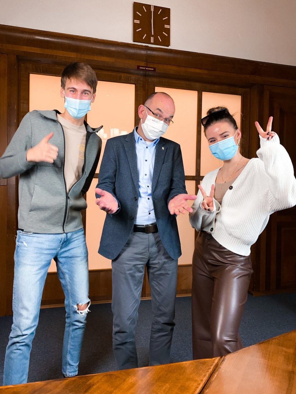 Ministr zdravotnictví Jan Blatný (za ANO) s youtuberu Jakubem Gulabem a Annou Šulcovou