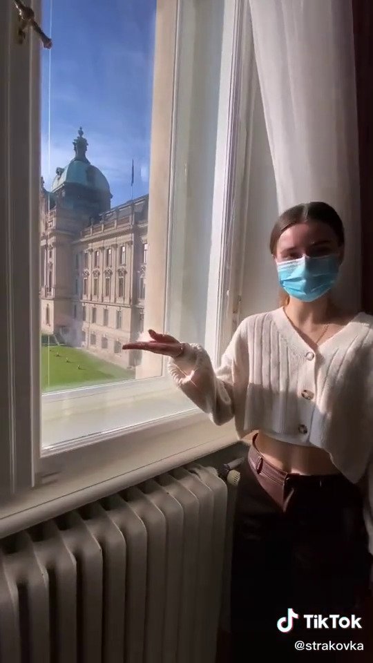 Influencerka a youtuberka Anna Šulcová na propagačním videu Úřadu vlády ve Strakově akademii