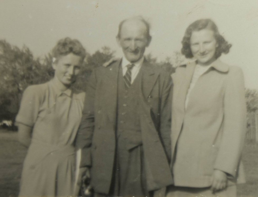 Anna Váchalová (vlevo) se svým otcem Josefem (†101) a sestrou Libuší (92), když byla ještě mladá dívka.