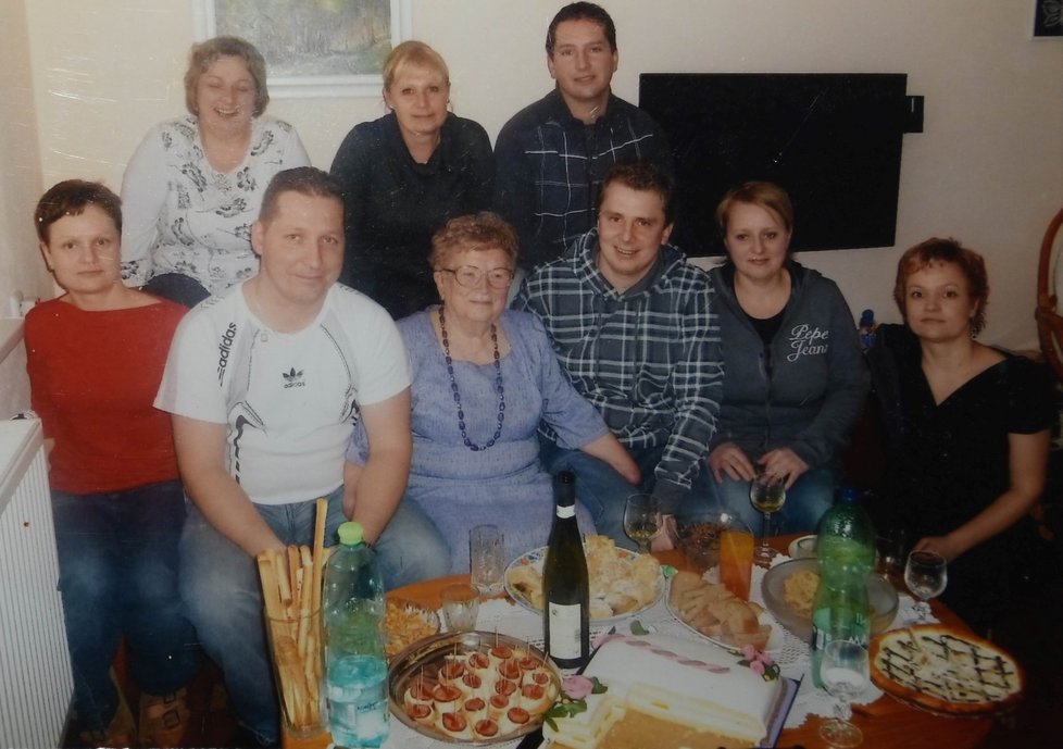 Anna Váchalová (88) se svými vnoučaty. Na snímku je jich osm, má jich ale devět.