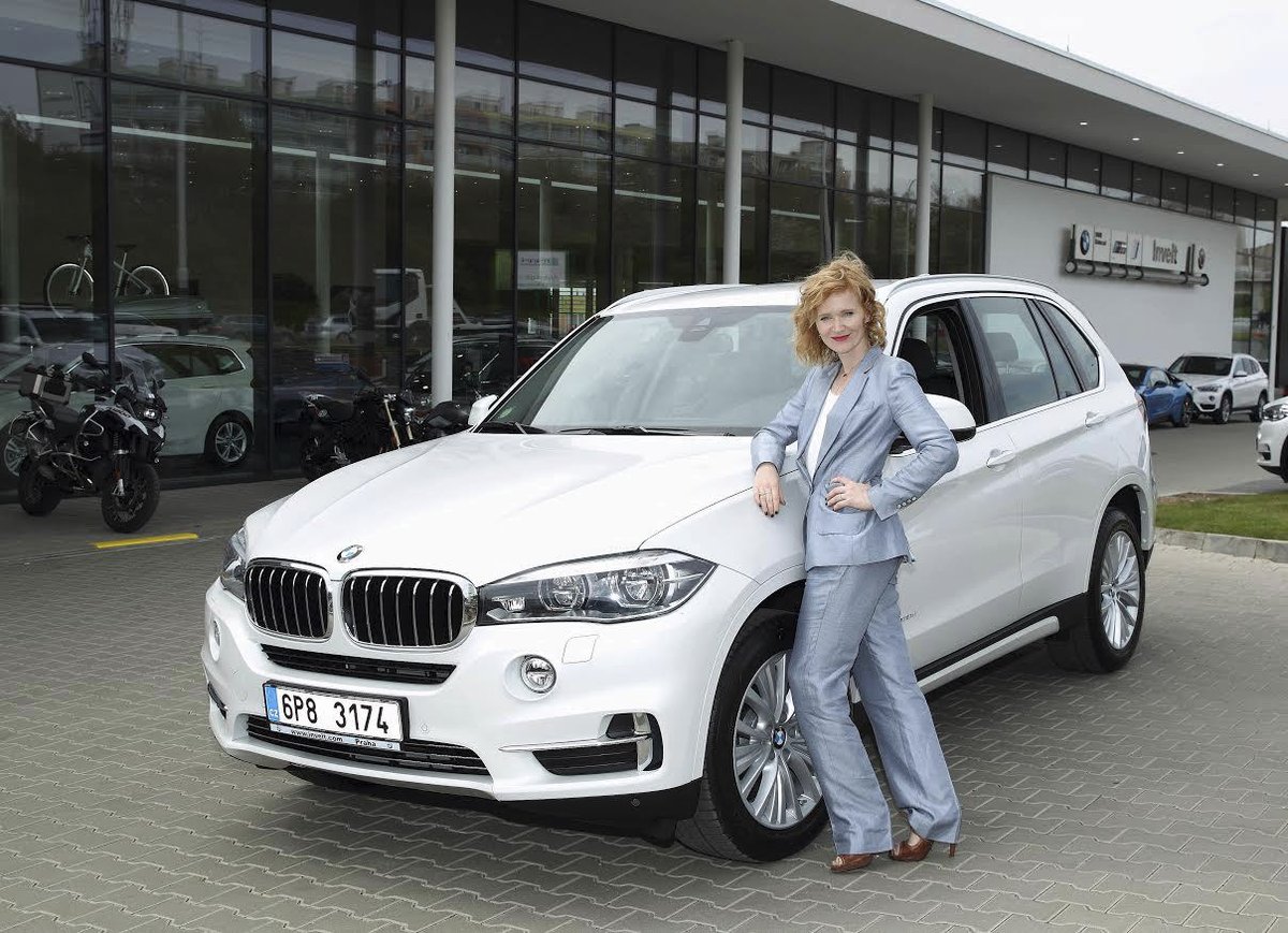 Anna s novým vozem BMW X5