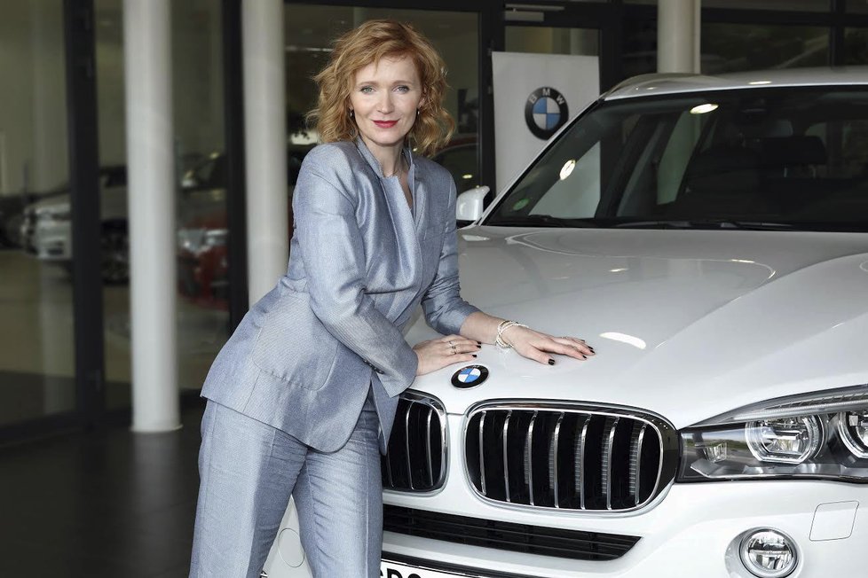 Anna s novým vozem BMW X5