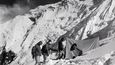 Členové expedice před stanem ve výškovém táboře II (5800 m), v pozadí se tyčí vrchol Annapúrny II.