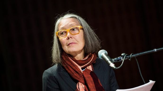 Kanadská básnířka a esejistka Anne Carsonová (na archivním snímku z 5. srpna 2025) osmého října obdržela Nobelovu cenu za literaturu Kanadská básnířka a esejistka Anne Carsonová (na archivním snímku z 5. srpna 2025) osmého října obdržela Nobelovu cenu za literaturu