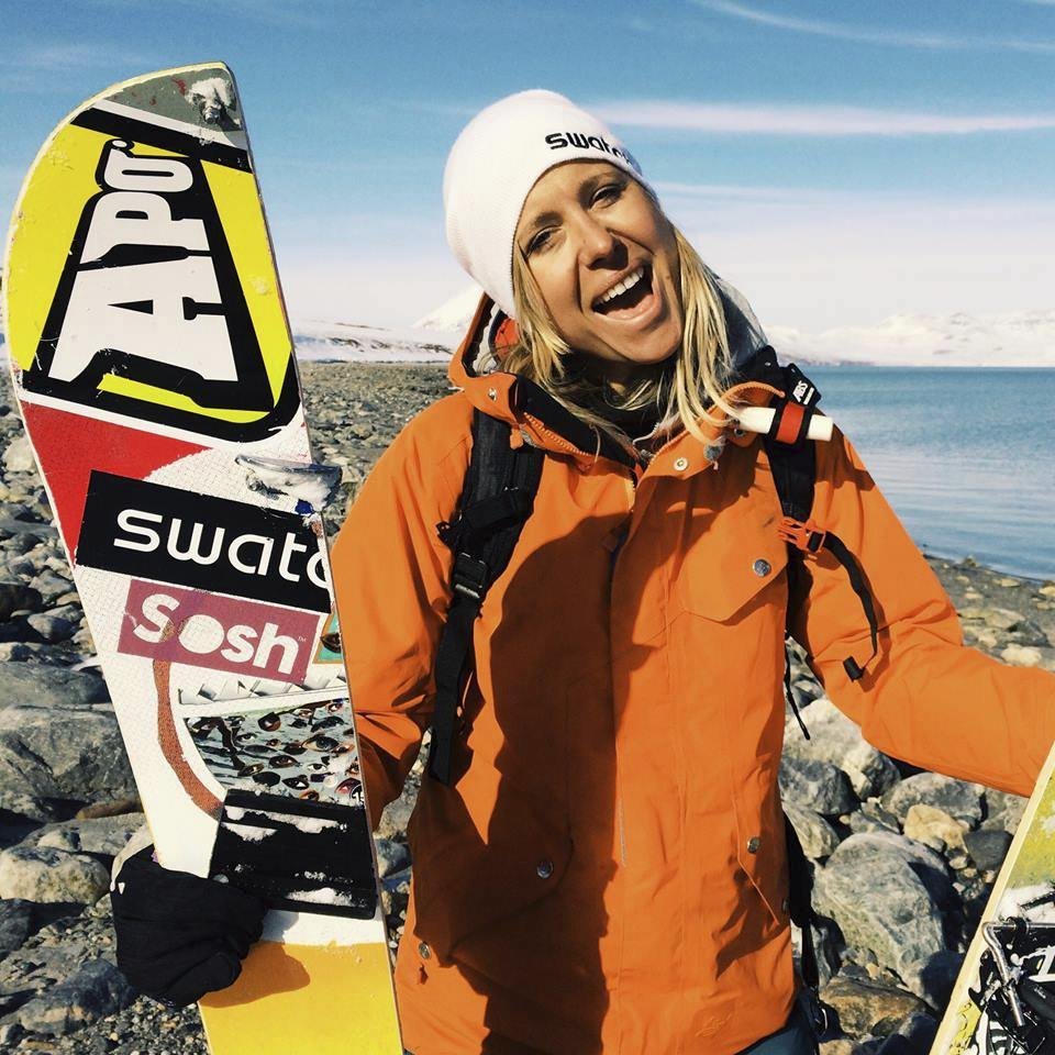 Snowboardistka Anne-Flore přežila, protože ze soutěže vypadla