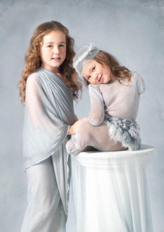 Pětiletá Amber Travers (vpravo) se svojí sestrou Jade (8). Meningitidou onemocněla ve dvou letech.
